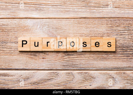 Scopi parola scritta sul blocco di legno. Scopi il testo sul tavolo in legno per il desing, concetto. Foto Stock