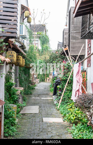 ZHOUZHUANG,Jiangsu, Cina - 14 dicembre 2018 :Casa con lanterna in Zhouzhuang, è una città famosa per i suoi canali nella provincia di Jiangsu, Cina,è noto come t Foto Stock