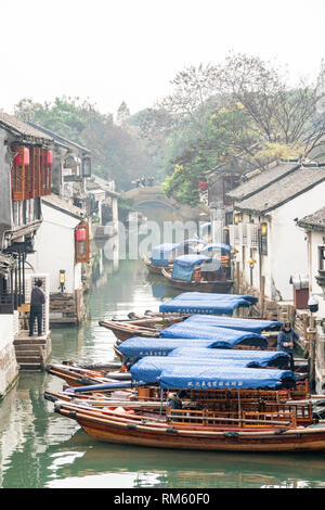 ZHOUZHUANG,Jiangsu, Cina - 14 dicembre 2018 : persone sconosciute su un vecchio ponte di Zhouzhuang, è una città famosa per i suoi canali nella provincia di Jiangsu, Cina Foto Stock