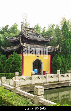 ZHOUZHUANG, Jiangsu, Cina - 14 dicembre 2018 : Pavilion Quanfu nel tempio che è uno dei più importanti punti panoramici in Zhouzhuang Foto Stock