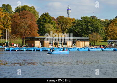 Blue barche da diporto o pedalò sul lago a serpentina, Hyde Park, London, Regno Unito Foto Stock