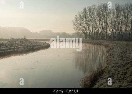 Una fredda e nebbiosa mattina inverno sul fiume Adur nei pressi di Bramber, West Sussex, Regno Unito Foto Stock