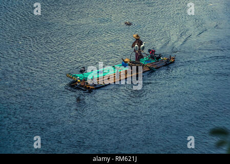 Cormorano pesca sul fiume Li, Xingping, Guilin, regione, provincia di Guangxi, Cina Foto Stock