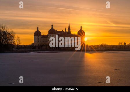 Schloss Moritzburg bei Dresden und Meißen zum Sonnenaufgang im Winter mit Schnee und Eis Foto Stock