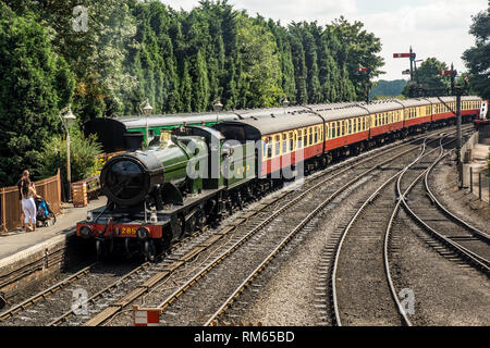 Un Great Western Railway classe locomotiva 2800 arrivando alla stazione di Bridgnorth in Severn Valley Railway Foto Stock