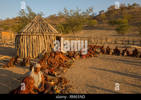 Villaggio Himba, Kaokoveld, Namibia, Africa Foto Stock