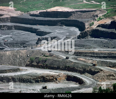 Spagna, Castilla y León, provincia di Leon, Lillo del Bierzo, comune di Fabero. Aprire-pit Estrazione di antracite. Vista panoramica. Foto Stock