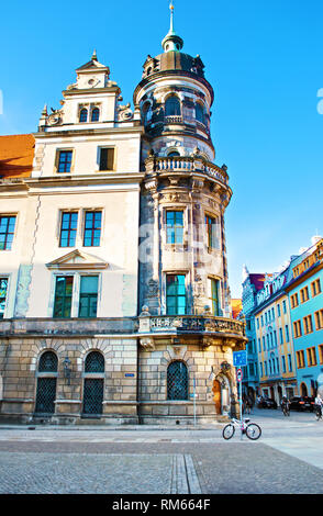 Una bicicletta parcheggiata su un vuoto che la pittoresca strada di Dresda, in Germania. Un angolo con bellissimi edifici del centro antico. Molla senza nuvole Foto Stock