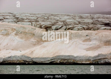 Un ghiacciaio nel Nord Svalbard. Tutte le isole Svalbard i ghiacciai si stanno ritirando, anche nel nord dell' arcipelago pur essendo a circa 600 miglia fr Foto Stock