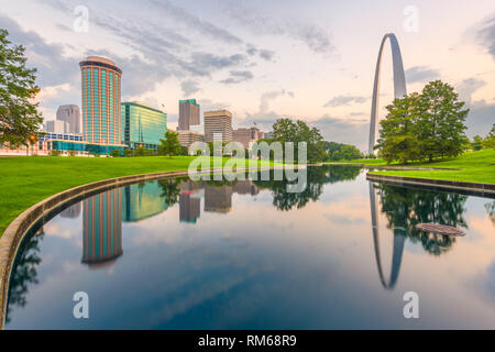 Louis, Missouri negli Stati Uniti d'America skyline della città e del parco di mattina. Foto Stock