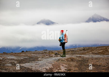 Natura ricercatore studia la fauna selvatica su Spitsbergen, Svalbard, Norvegia Foto Stock