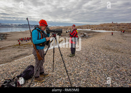 Natura ricercatore studia la fauna selvatica su Spitsbergen, Svalbard, Norvegia Foto Stock