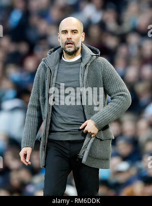 Manchester City manager Pep Guardiola gesti sul perimetro Foto Stock