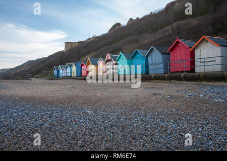 File di cabine sulla spiaggia, sul lungomare a cromer norfolk coast Foto Stock