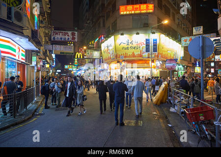 HONG KONG - 25 dicembre 2015: Kowloon di notte. Kowloon è un'area di Hong Kong comprendente la Penisola di Kowloon e nuovo Kowloon. Foto Stock