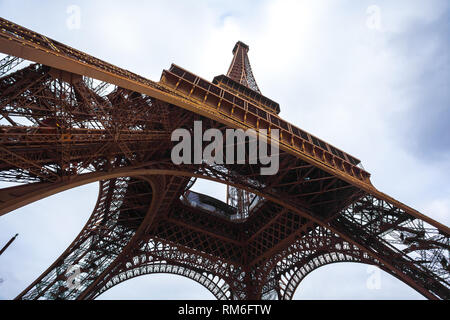 La Torre Eiffel a Parigi sparato contro il cielo. Foto Stock