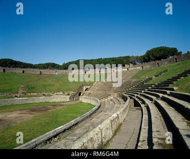 L'Italia. Pompei. Il Amphiitheater. Esso è stato costruito intorno al 80 A.C. Area con posti a sedere. Dettaglio. Campania. Foto Stock