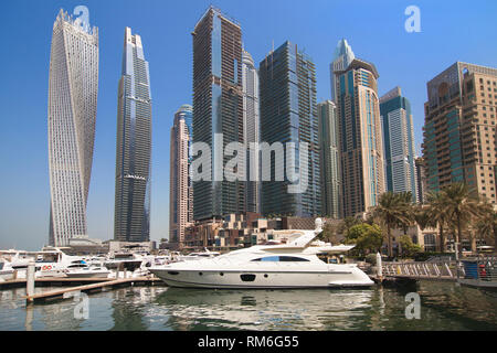 Dubai, Emirati Arabi Uniti - 8 Settembre 2018: Yachts e di edifici di Dubai Marina visto dal Dubai Marina Walk, Dubai, Emirati Arabi Uniti. Foto Stock
