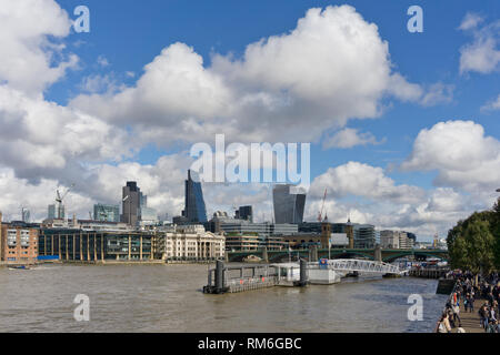 La skyline di Londra con la grattugia e il walkie talkie preso dal Millennium Bridge, London, Regno Unito Foto Stock
