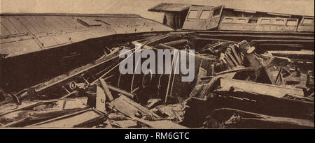 1928 Il fatale Charfield disastro ferroviario - una immagine di stampa che mostra il risultato di un crash in caso di nebbia o foschia, tra la Posta express train (Leeds a Bristol Londra, Midland e ferrovia scozzese (LMS) notte mail), che non è riuscito a fermare in corrispondenza dei segnali il 13 ottobre colpendo un GWR shuntando treno merci. Foto Stock