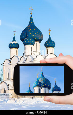 Concetto di viaggio - fotografie turistiche della Cattedrale della Natività della Vergine ( La Cattedrale della Natività della Theotokos) nel Cremlino di Suzdal in Rus Foto Stock