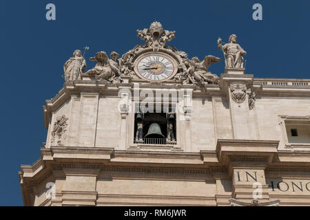 Particolare della facciata e il clock di sinistra della Basilica di San Pietro, di San Pietro in Vaticano, la Basilica Papale di San Pietro in Vaticano, Roma, Italia Foto Stock