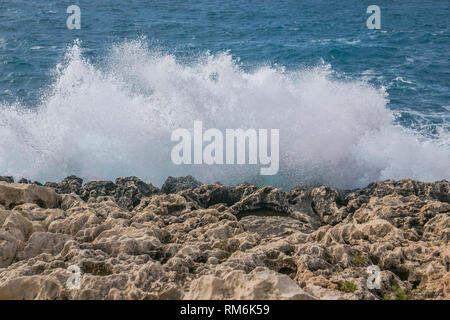 Le onde del mare gli schizzi su scogliere marine sfondo estivo Foto Stock