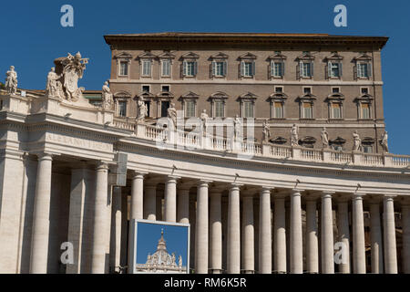 Piazza San Pietro con una vista degli appartamenti papali, colonnati, Palazzo Apostolico, Piazza San Pietro, Piazza San Pietro im Vatikan, Roma, Italia Foto Stock
