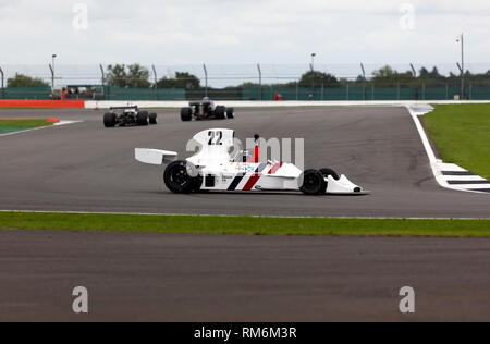 James Hagan gira fuori durante la guida di un 1974, Hesketh 308B, durante la FIA Masters storica gara di Formula Uno al 2017, Silverstone Classic Foto Stock