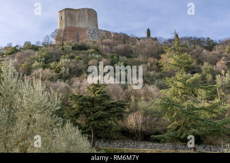 Bellissima vista della Rocca d'Orcia in una posizione dominante nella provincia di Siena, Toscana, Italia Foto Stock