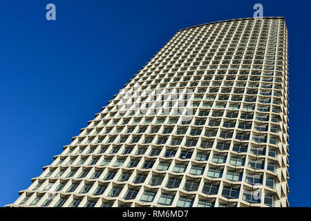 Punto centrale edificio, interscambio di New Oxford Street e Tottenham Court Road, Londra, Regno Unito Foto Stock