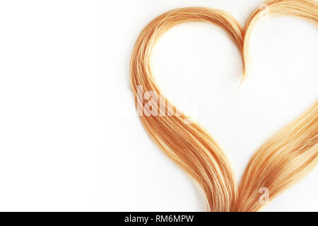 Filamento di capelli biondi isolato su bianco. Riccioli di capelli a forma di cuore, salute e cura dei capelli concetto. Foto Stock