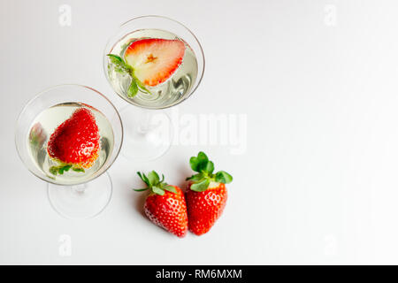 Stawberry fresco in acqua frizzante - bibita salutare concetto Foto Stock