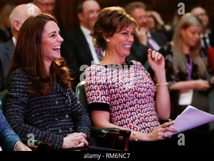 La Duchessa di Cambridge e Kate Silverton frequentare il Royal della fondazione della salute mentale nella conferenza di educazione, che vedrà gli esperti discutono ciò che si può fare di più per affrontare le questioni relative alla salute mentale nelle scuole, presso Mercer's Hall di Londra. Foto Stock