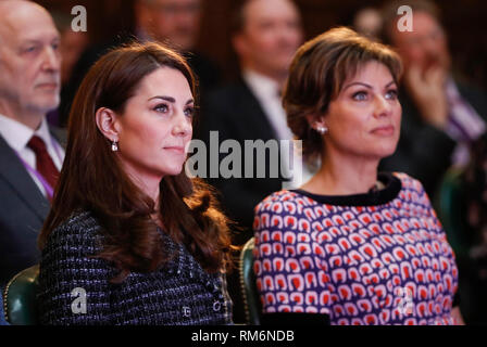 La Duchessa di Cambridge e Kate Silverton frequentare il Royal della fondazione della salute mentale nella conferenza di educazione, che vedrà gli esperti discutono ciò che si può fare di più per affrontare le questioni relative alla salute mentale nelle scuole, presso Mercer's Hall di Londra. Foto Stock