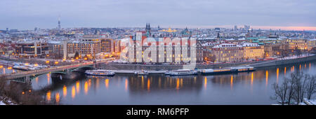 Panorama di Praga in una notte d'inverno Foto Stock