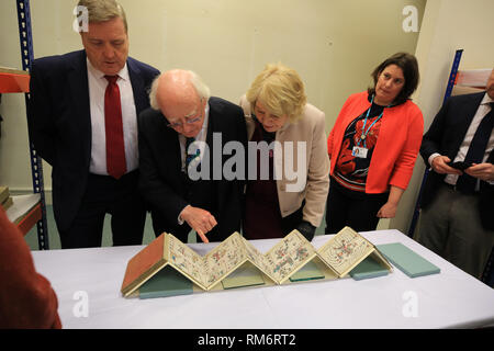 Presidente irlandese Michael D Higgins (centro sinistra) e sua moglie Sabina Coyne (centro destra) guardare il Codex durante la loro visita al mondo di Liverpool Museum il terzo giorno di una visita ufficiale per il Regno Unito. Foto Stock