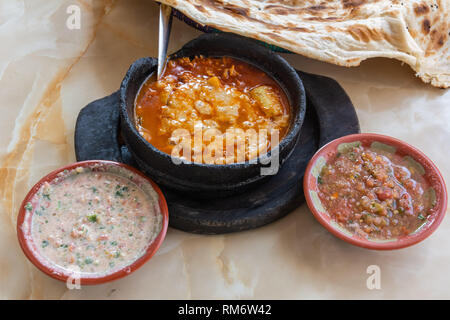 Pranzo yemenita di Saltah piatto, meze piastre e pane piatto. Foto Stock