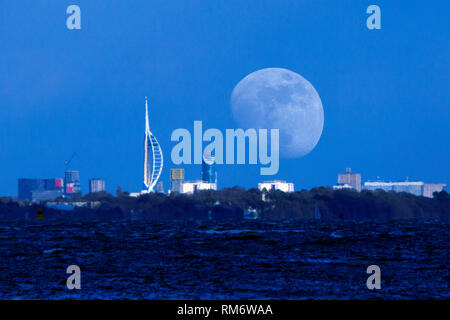 Awesome,incredibile,grandi,più grande,colossale,luna, luogo, Spinaker Tower, Portsmouth, Il Solent, da Cowes, Isle of Wight, England, Regno Unito Foto Stock