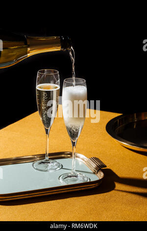 Flauti riempito con Prosecco spumante, pop in stile contemporaneo. Il Prosecco è un bianco italiano vino spumante coltivate e prodotte in Valdobbiadene Foto Stock