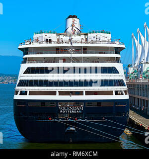 Vancouver, B.C., Canada - 12 Luglio 2012: Canada Place Cruise Terminal al centro cittadino di Waterfront, con il suo distintivo bianco design vele Foto Stock