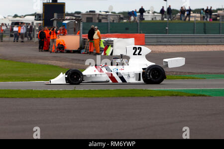James Hagan guida un 1974, Hesketh 308B, durante la FIA Masters storica gara di Formula Uno al 2017, Silverstone Classic Foto Stock