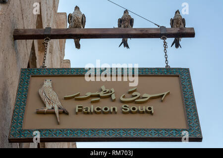 Doha, Qatar - 3 novembre 2016. Piastra in corrispondenza dell'ingresso al Souq Falcon a Doha. Foto Stock