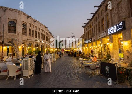 Doha, Qatar - 3 novembre 2016. Street view nel Souq Waqif market di Doha, con edifici storici, proprietà commerciali e persone a notte. Foto Stock