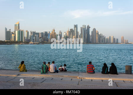 Doha, Qatar - 4 novembre 2016. Al lungomare Corniche a Doha, con famiglie godendo nel tardo pomeriggio e grattacieli in background. Foto Stock