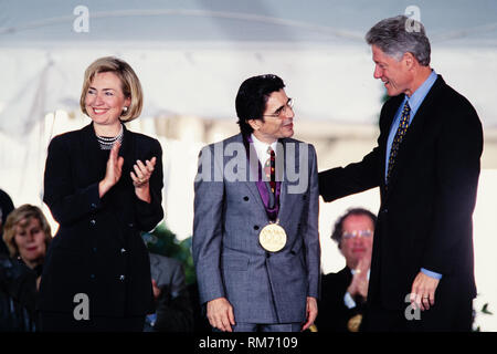 Ballerino e direttore artistico del balletto di Miami Edward Villella è presentato il National Arts medaglia dal presidente Bill Clinton e la First Lady Hillary Clinton durante una cerimonia sulla South Lawn della Casa Bianca Settembre 29, 1997 a Washington, DC. Foto Stock