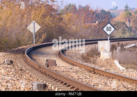 Vista della curva della linea ferroviaria con nuova traccia con la traversina di calcestruzzo Foto Stock