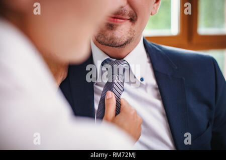 Primo piano di uomo di tirante essendo regolata. Tagliata Foto Stock