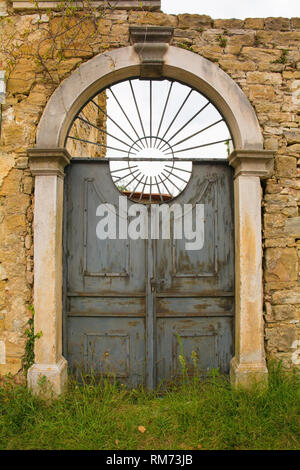 Un antico cancello nello storico borgo collinare di Portole in Istria, Croazia Foto Stock