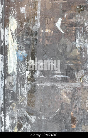 Vecchi manifesti stracciati. Ideale per i concetti e gli sfondi. Foto Stock